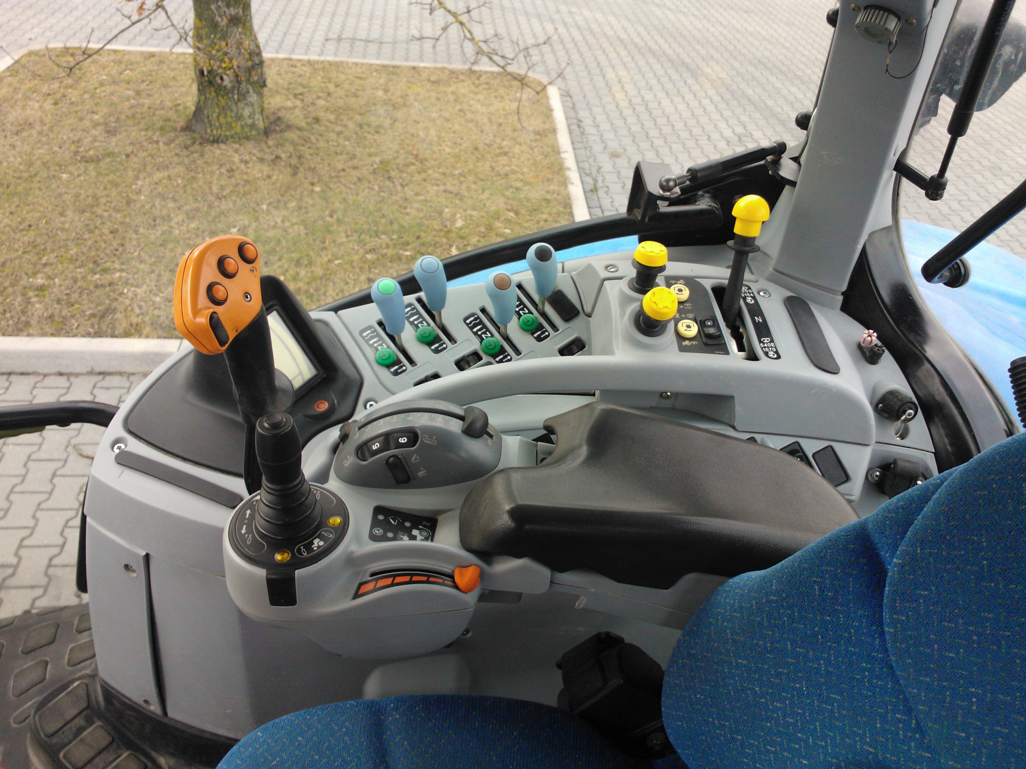 Sprzedam ciągnik NEW HOLLAND T 7040 218 KM/160kW — zdjęcie 1