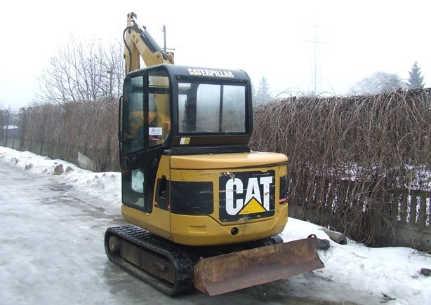 mini koparka CAT 302.5C z roku 2006 — zdjęcie 2