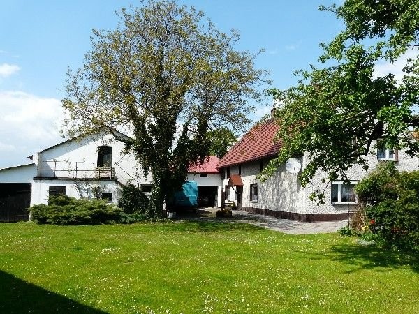 Dom i zabudowania gospodarcze w zadbanym obejsciu — zdjęcie 1