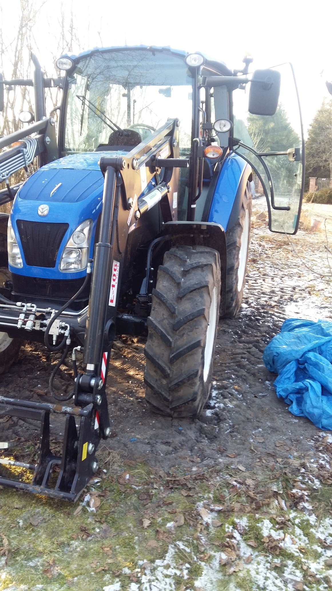 Ciągnik rolniczy NEW HOLLAND — zdjęcie 1