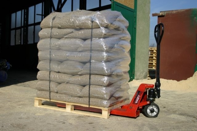 Sprzedam pellet 8 mm , pakowany w 20 kg