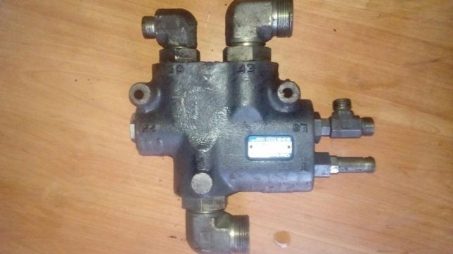 Zawór hydrauliki New Holland 8670,8770,8970 Ford seria g — zdjęcie 1