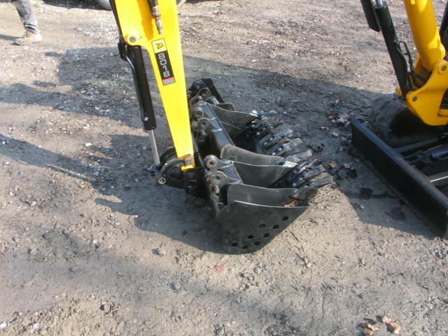 Minikoparka JCB 8018 - 2010 rok - niski przebieg — zdjęcie 7