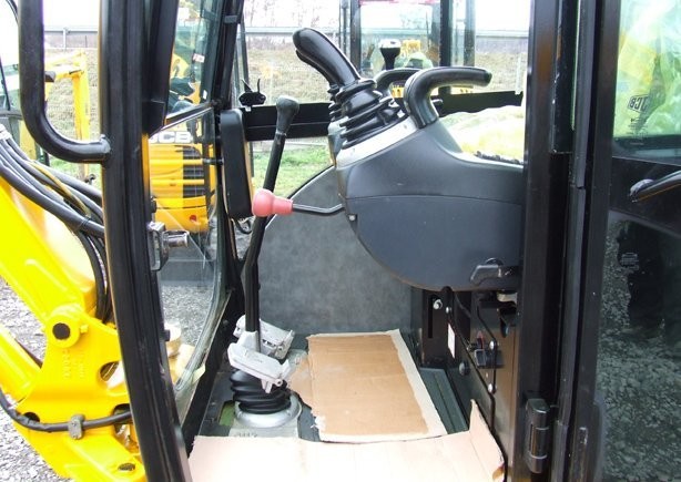 JCB 8030 ZTS - 2007 r. — zdjęcie 4