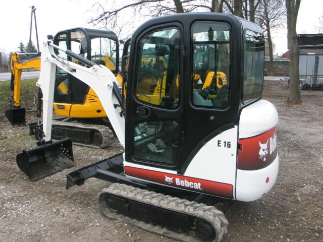 Bobcat E16 z 2013 roku - stan idealny — zdjęcie 2