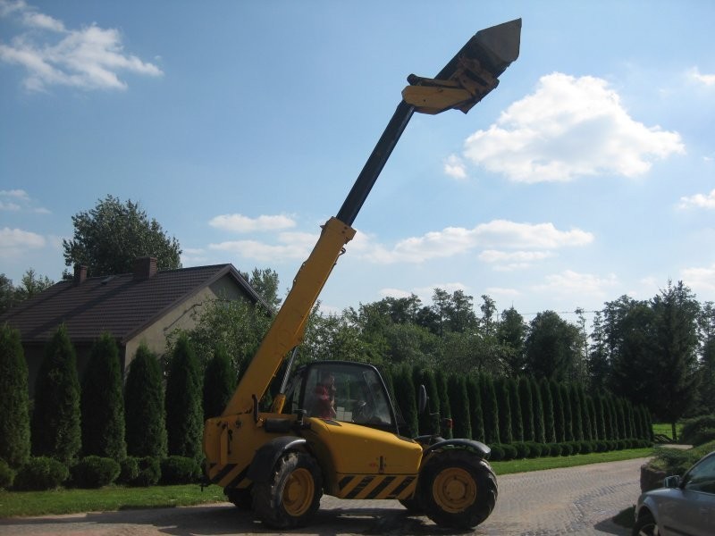 JCB 530-70 z łyżka i chwytakiem do drewna — zdjęcie 3