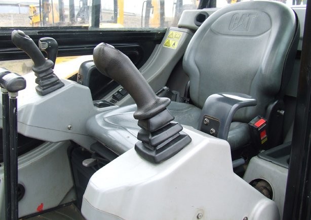 minikoparka CAT 302,5C - rok 2007. — zdjęcie 3