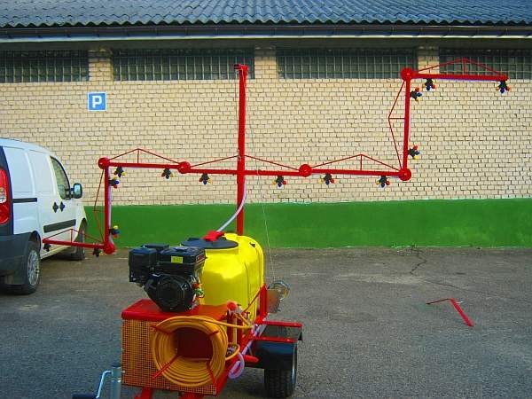 OPRYSKIWACZ SPALINOWY NA PRZYCZEPIE JEDNOOSIOWEJ Z ŁAMANĄ BELKĄ, 200L — zdjęcie 4
